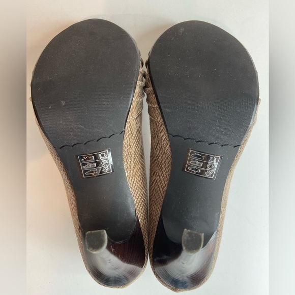 Moda Spana~Like New~Shimmery Taupe Faux Snakeskin Peep Toe Stilettos~Size 6 - Picture 8 of 14